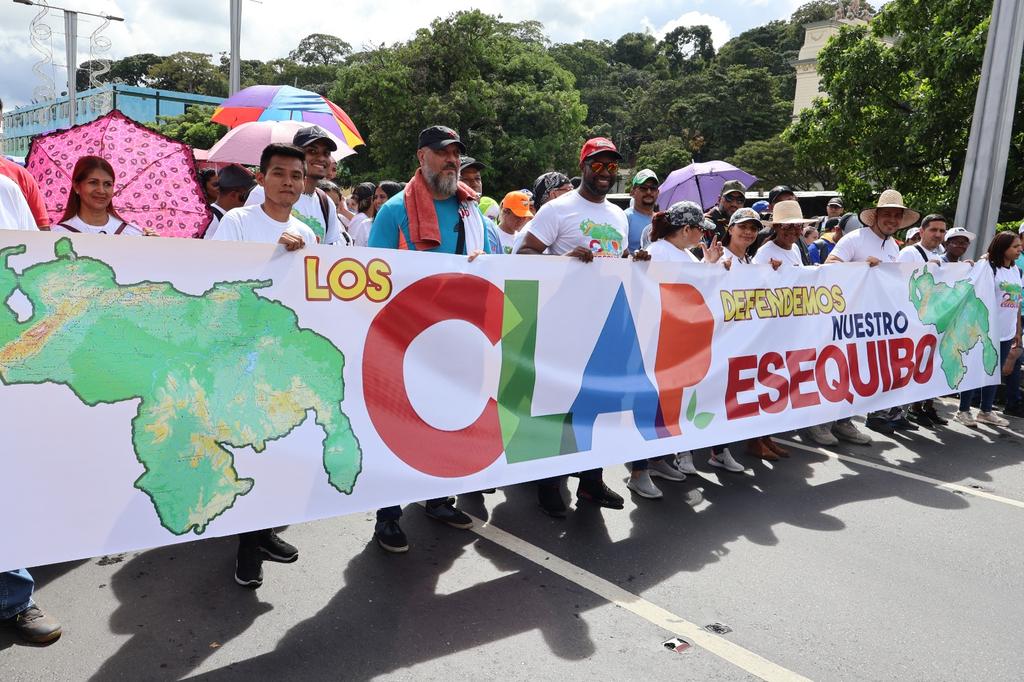 LosAndesVe's tweet photo. Ministro de @MinAlimenVen @LealTelleria participó este #8Dic, en marcha por el Día del Amor y la Lealtad al Comandante Chávez y en Respaldo al Plan de Acción emprendido por el presidente @NicolasMaduro en defensa de nuestra Guayana Esequiba.

#PatriaQueridaYEterna https://t.co/2ZtnjeB0kj