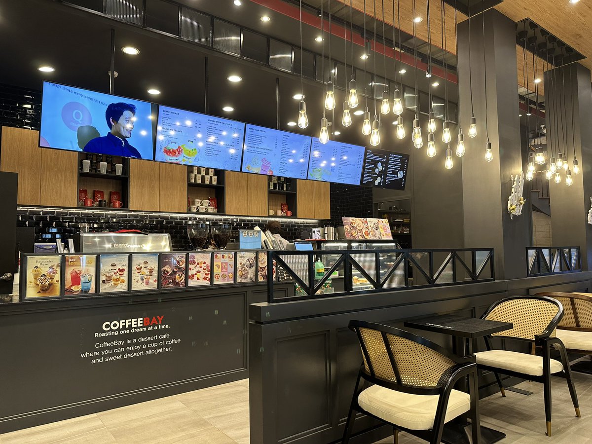 gliponeonline's tweet photo. Oi! #CoffeeBay #Mactan @lapulapucity is now open. I love its modern design, high ceiling, gray interior, wood elements, and warm lightings. https://t.co/15bIajssg3