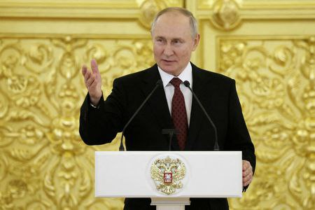 Fxhedgers's tweet photo. 'LOTS OF PEOPLE' ARE URGING PUTIN TO RUN IN PRESIDENTIAL ELECTION -KREMLIN

The Kremlin said on Friday that "lots of people" were urging President Vladimir Putin to run for a new six-year term in March, and that Putin would announce his decision "when he deems it appropriate". https://t.co/ieTSE0LIyO