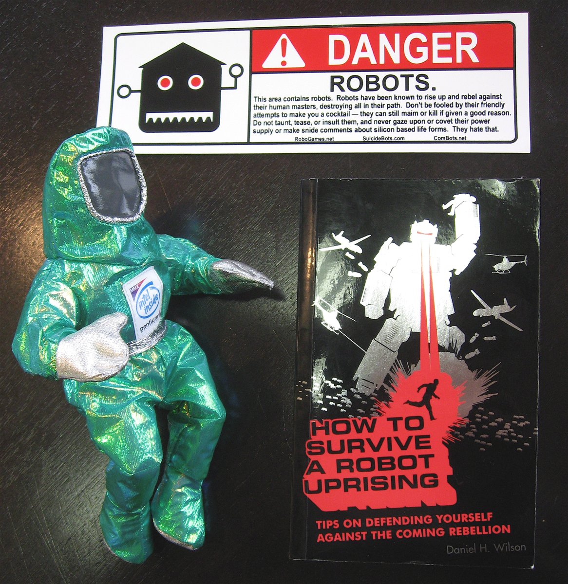12 years ago: "The cars are hunting people and there's nobody in them and, oh my god. Run!  They're on autopilot and killing people." — Robopocalypse, p.101., describing hour zero of the robot uprising

cc @ElonMusk  + 🤖 Survival guide by same author: flic.kr/p/4nQLfY