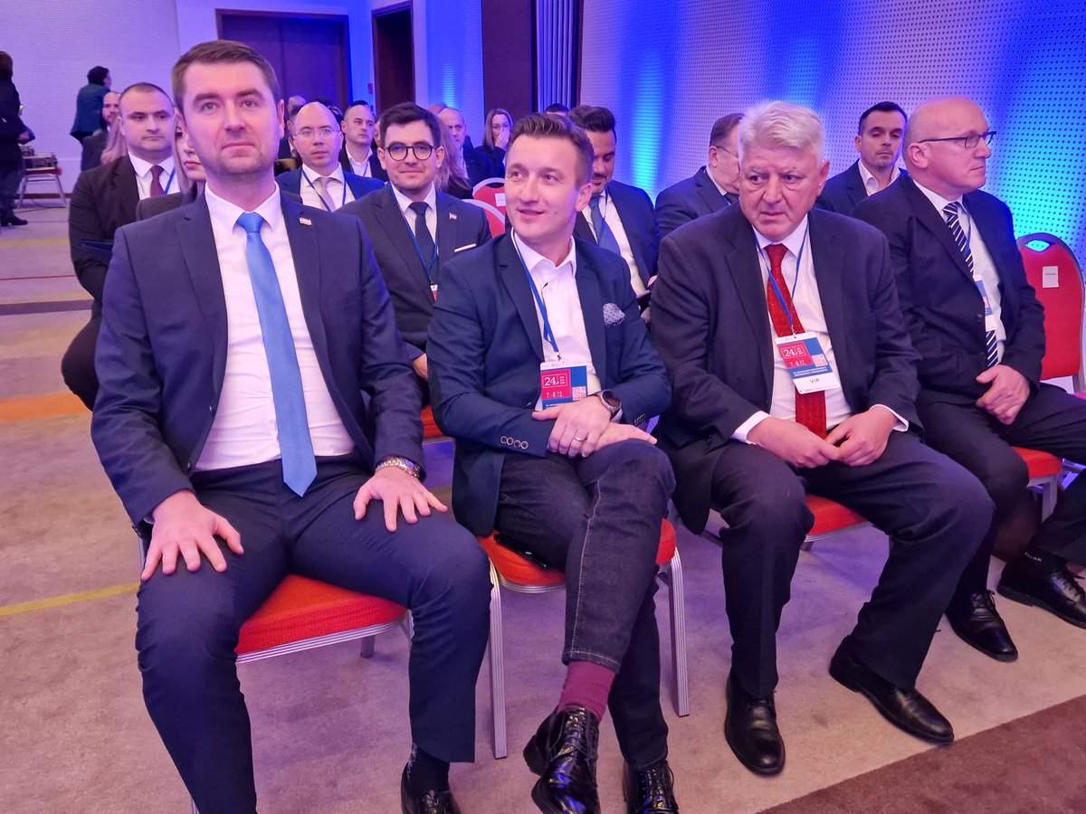 Izvrsni gospodarski pokazatelje koje imamo, posljedica su politika Vlada Republike Hrvatske te visoke razine partnerstva sa gospodarskom i poslovnom zajednicom tokom svih ovih izazovnih i kriznih godina.
Nastavljamo još jače!
<a href="/VladaRH/">Vlada Republike Hrvatske</a> <a href="/davorfilipovic2/">Davor Filipović</a> <a href="/hgk/">Hrvatska gospodarska komora (HGK)</a>  #hok #hup #🇭🇷izvoznici