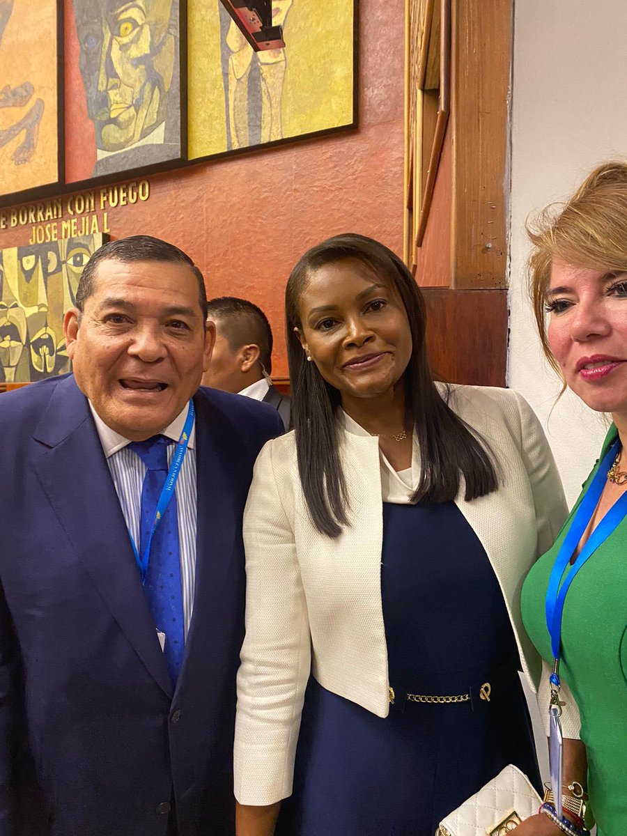 Jorge_Chamba_ec's tweet photo. Con la Fiscal General de la Nación, en el pleno , por la sesión de las fiestas Quiteñas #compromisoconelpueblo 
#transparenciaenaccion 
#jorgechambaasambleista 
#construye25 
#unidosporelcambio https://t.co/TggHoJ1nmf