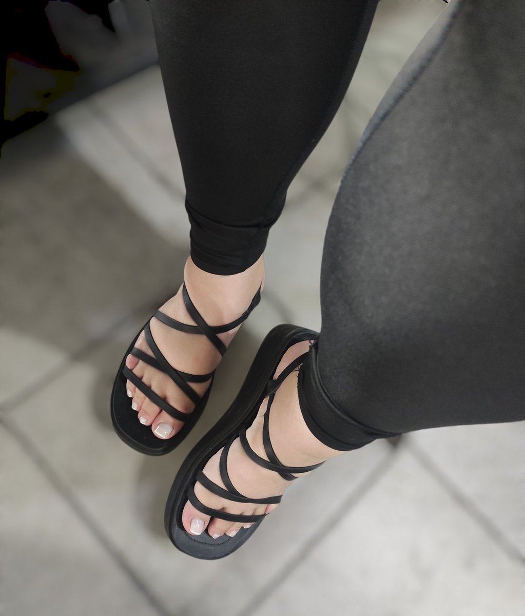 _feetcute's tweet photo. ¿Qué te parecen mis piecitos? ¿Cómo me quedan éstas sandalias? #feet #cute #pies #photograghy #photofeet https://t.co/kNUbRx4M9N