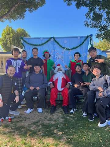 Santa sends his holiday wishes to @bcchspatriots students (and the principal) the Friday before finals. #HappyHolidays #Community #StudyHard