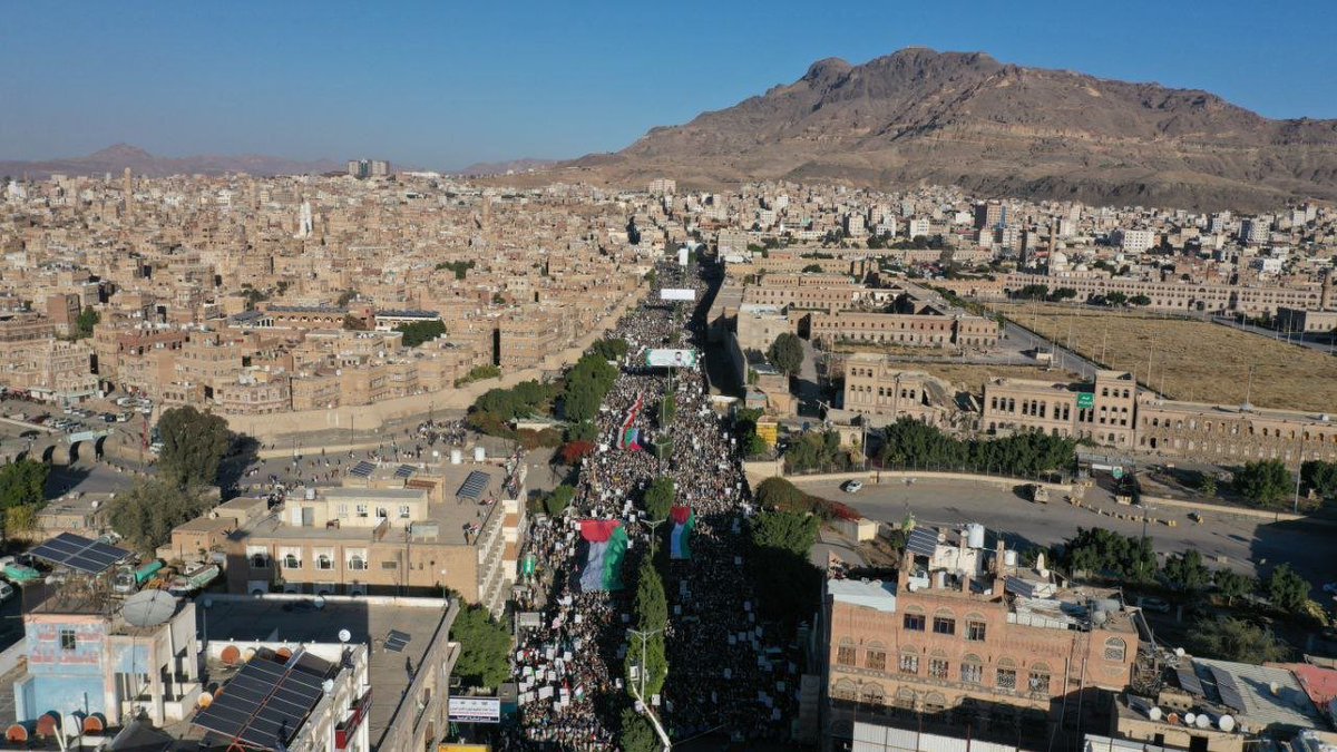 sahouraxo's tweet photo. Yemen, I love you!

Absolutely MASSIVE protest for Palestine happening in the streets of Sanaa right now.

🇵🇸🇵🇸🇵🇸🇵🇸🇵🇸🇵🇸🇵🇸🇵🇸🇵🇸 https://t.co/D9YJbH4zoz