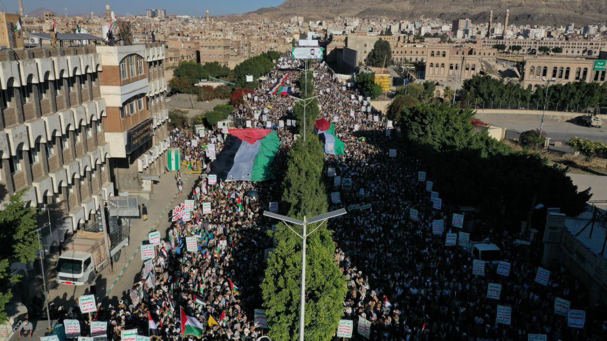 sahouraxo's tweet photo. Yemen, I love you!

Absolutely MASSIVE protest for Palestine happening in the streets of Sanaa right now.

🇵🇸🇵🇸🇵🇸🇵🇸🇵🇸🇵🇸🇵🇸🇵🇸🇵🇸 https://t.co/D9YJbH4zoz