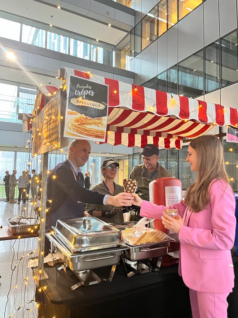 ⁦@NATO⁩ is getting ready for the holiday season and ⁦@jensstoltenberg⁩ offered staff pancakes this year. Senior staff served them - under very close expert supervision.