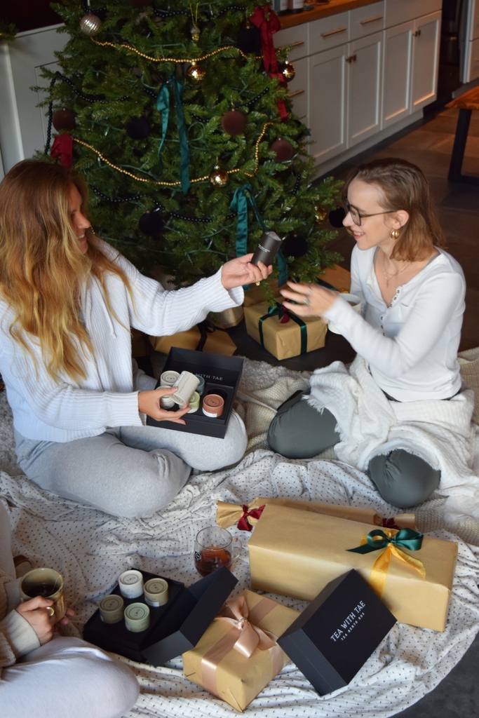Searching for the perfect gift for a tea lover? Look no further! 🎁✨ Tea with Tae offers exquisite flavors in beautiful, sustainable packaging. From our Tea Bento Boxes to large tea tubes, 15-count boxes, tea pouches, and sampler sets.

l8r.it/MYeS