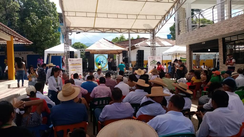 mao_rodriguez1's tweet photo. #Cumplimos.  Presentamos el Circuito Asociativo Solidario de la Eco-Región Tatacoa.

Esta iniciativa articula las economías popuares y solidarias de Tello, Baraya, Colombia, Villavieja, Alpujarra y Natagaima.
Aquí el resumen:🧵

@petrogustavo 
@UsolidariaCo 
@MintrabajoCol https://t.co/UAw0yrPQrI