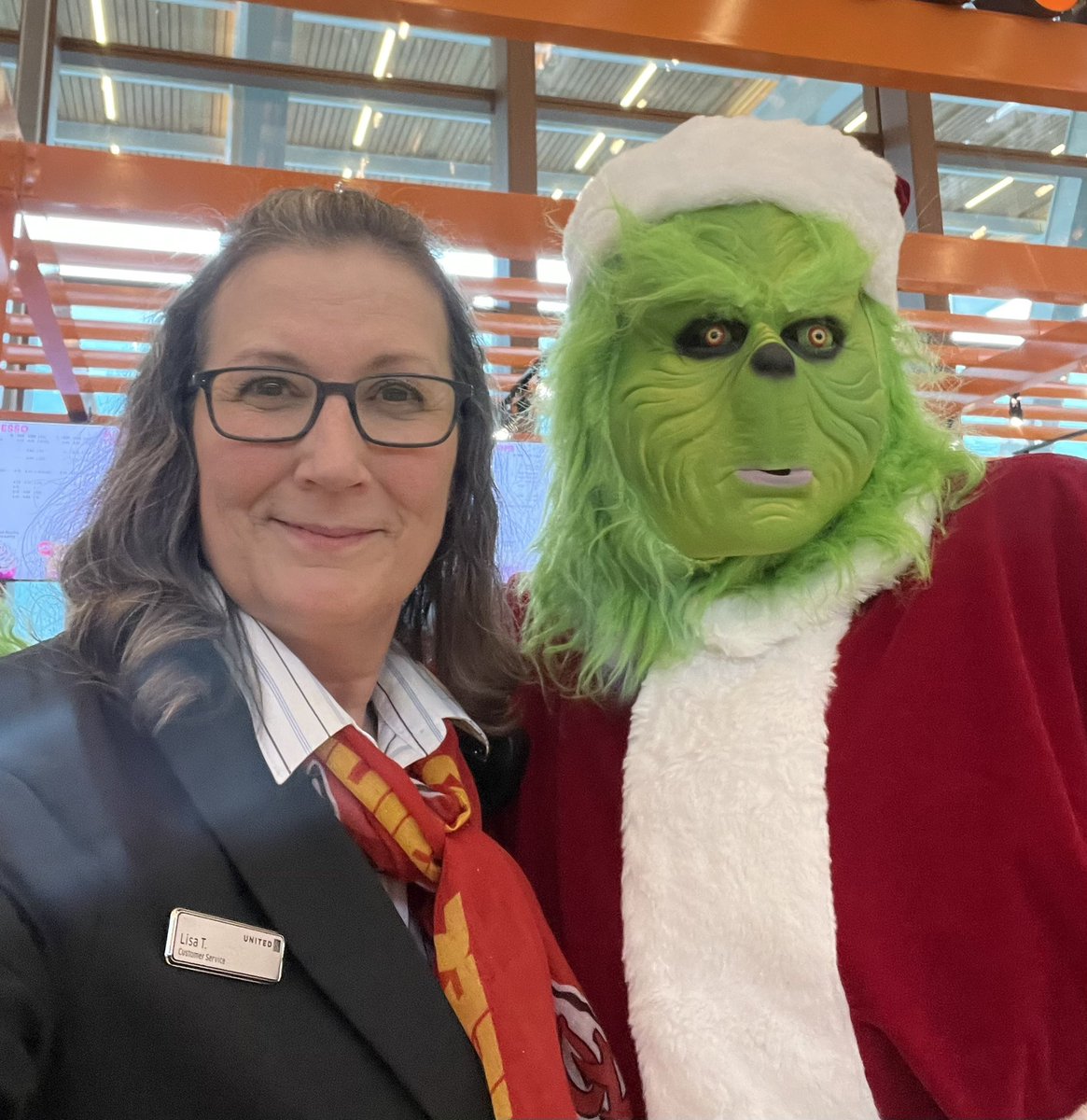 This looks like double trouble to me… 😂 @united @Fly_KansasCity #itsbeginningtolookalotlikechristmas #Grinch