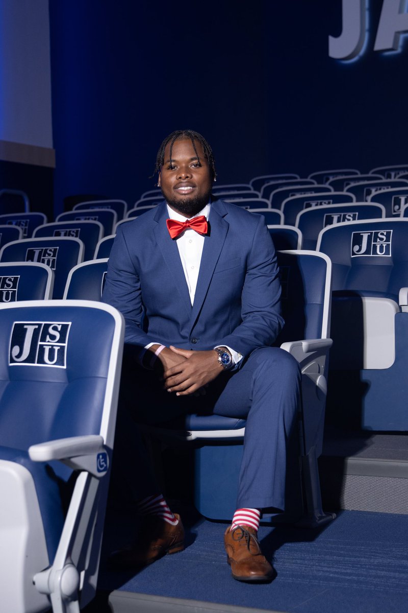 djstevenss's tweet photo. Blessed to have received my Master’s degree from THEE Jackson State University today!! 

#hbcugrad 💙🐅 https://t.co/Q8nCNOeBFl