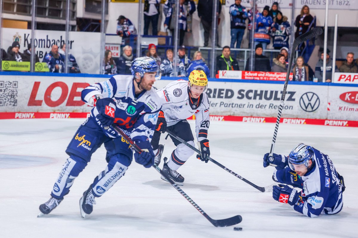 loewenfrankfurt's tweet photo. Das letzte Drittel beginnt 🔥
Löwen geben niemals auf...auf geht's Jungs 🔥

#IECFRA 4:1
 #loewenfrankfurt  #bembelhockey https://t.co/FEvfwk1Lbs
