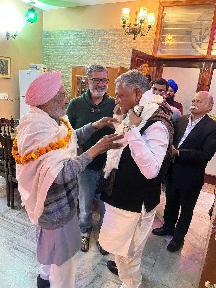 आज हमारे कुरुक्षेत्र आवास पर हरियाणा प्रदेश कांग्रेस कमेटी के प्रदेश अध्यक्ष आदरणीय चौधरी <a href="/INCUdaiBhan/">Udai Bhan</a> , पूर्व वित्त मंत्री सरदार <a href="/HSChathaINC/">Harmohinder Singh Chatha</a> जी से मुलाक़ात करने व कुशलक्षेम जानने पहुँचे।

<a href="/INCHaryana/">Haryana Congress</a>