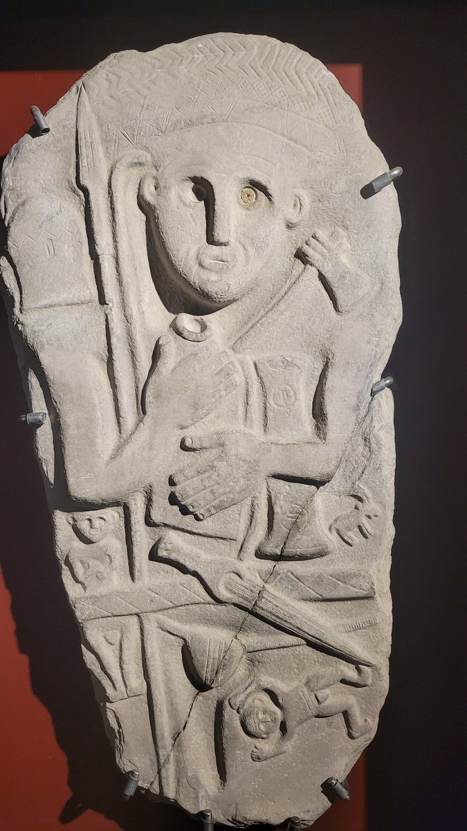 hakkari stelleri.belinde hanceri ve sımsıkı tuttuğu içki kabıyla 4000 yıl öncesinden (van muzesi)