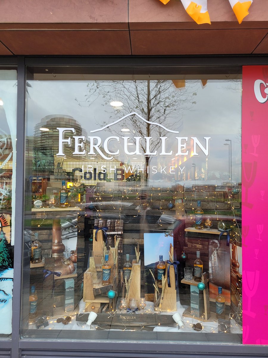 AlMalone84's tweet photo. We do love an aul #christmaswindowdisplay for @FercullenWhisky here @PowerscourtDist. Massive thanks to our friends @CarryoutClongri for agreeing to display. https://t.co/OYfWBw2a6n