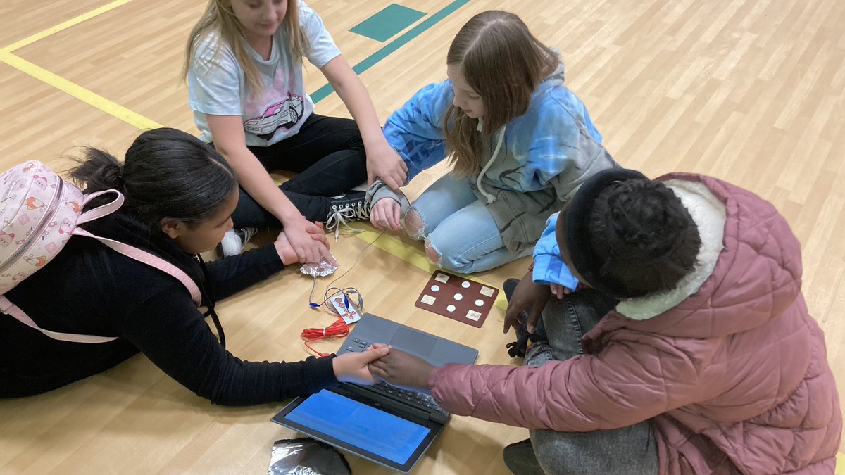 Tekkinheels's tweet photo. We are โก๏ธโก๏ธโก๏ธThe @makeymakey student leaders were electric at FriYAY STEM PE #turnandteach #studentsteachingstudents #vbits https://t.co/bwDcy1ESB0