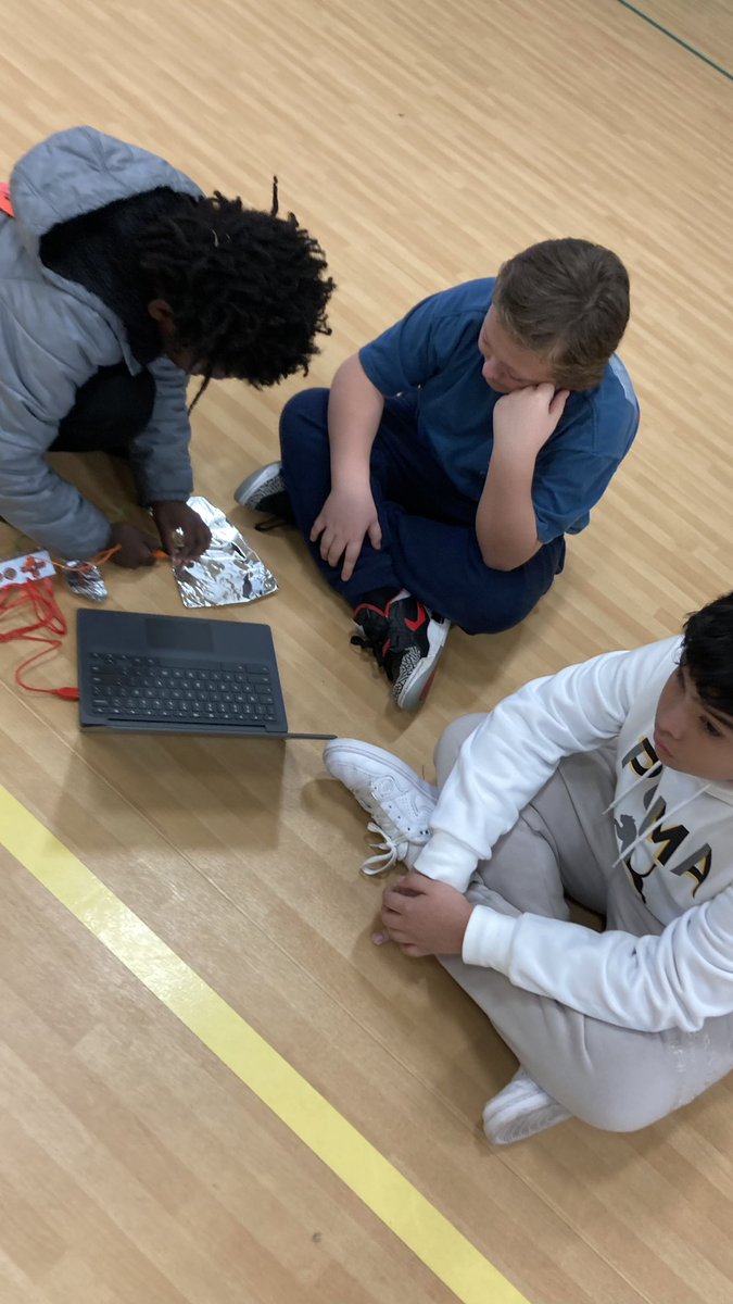 Tekkinheels's tweet photo. We are โก๏ธโก๏ธโก๏ธThe @makeymakey student leaders were electric at FriYAY STEM PE #turnandteach #studentsteachingstudents #vbits https://t.co/bwDcy1ESB0