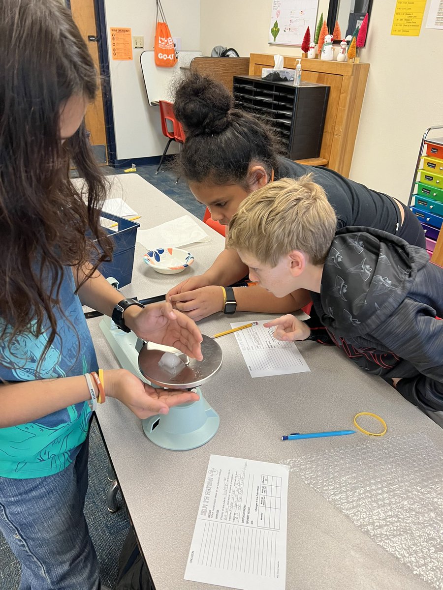 susansamson's tweet photo. Measured ice cube mass, then wrapped for them warmth to determine the best insulation material. #wilshirescience @hebisd #scienceisfun https://t.co/GGES1D7muT