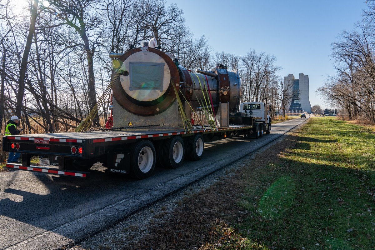 Fermilab's tweet photo. Yesterday, an exciting move was underway at Fermilab! A 68,200-pound superconducting solenoid magnet built for the @Mu2eExperiment traveled some 1.5 miles across the Fermilab campus! 🙌  https://t.co/qeRwwmEdzX
#muon #physics #mu2e #Fermilab https://t.co/Rf0U4xcJ1Z