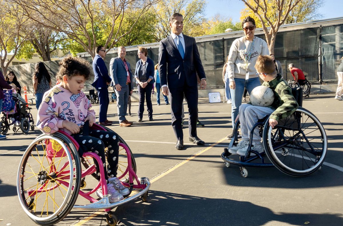 LAUSDSup's tweet photo. Celebrating #InclusiveSchoolsWeek with our students, employees and school community at Stanley Mosk. We know that every child is unique and one-of-a-kind. @LASchools offers hundreds of different learning programs to help our students with special needs adapt, excel and succeed. https://t.co/RnARRgjDzP