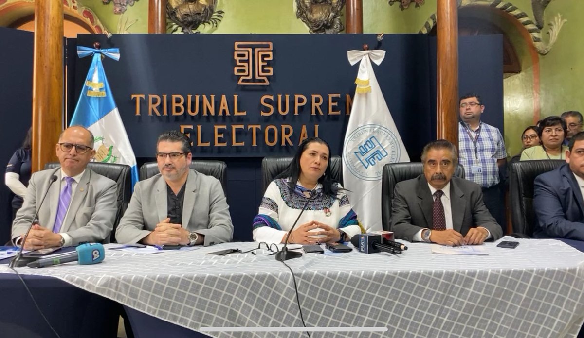 #AHORA 🚨 | Tras la conferencia de prensa del MP; el TSE reacciona: “ustedes saben cuál es nuestra situación de integración” dice la magistrada presidenta Blanca Alfaro.

“Quiero ratificar como magistrada titular y a título muy personal, que los resultados están validados,