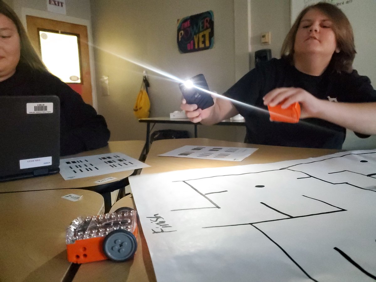 CareerTech_TPSD's tweet image. More fun with @EdisonRobots! #followatorchdemo #ExploringComputerScience @MeetEdison #cte #tpsd
