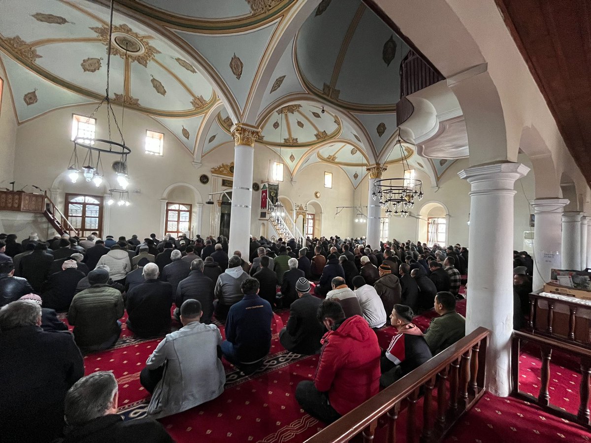 SerkanUtangan's tweet photo. Bugün Cuma namazında ilçemiz merkez Çarşı Camiinde minberde ve mihrapta Celal Kaptan,müezzin mahfilinde ise Alperen Onur Kahraman öğrencilerimiz vardı.İmam Hatip öğrencileri emanetin bekçisi olarak görev başında.@il_mem_45 @kulailcemem @meb_dinogretimi https://t.co/pioGARovZb