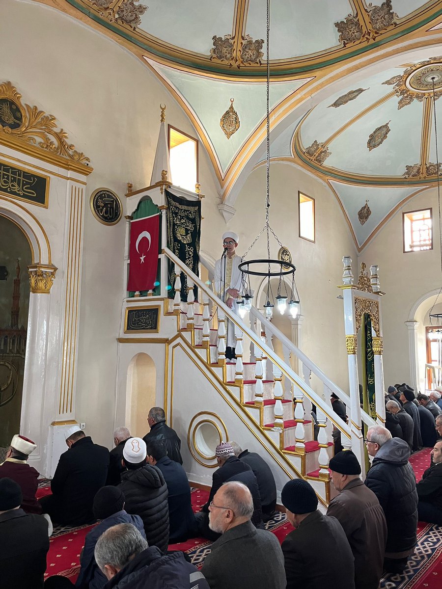 SerkanUtangan's tweet photo. Bugün Cuma namazında ilçemiz merkez Çarşı Camiinde minberde ve mihrapta Celal Kaptan,müezzin mahfilinde ise Alperen Onur Kahraman öğrencilerimiz vardı.İmam Hatip öğrencileri emanetin bekçisi olarak görev başında.@il_mem_45 @kulailcemem @meb_dinogretimi https://t.co/pioGARovZb