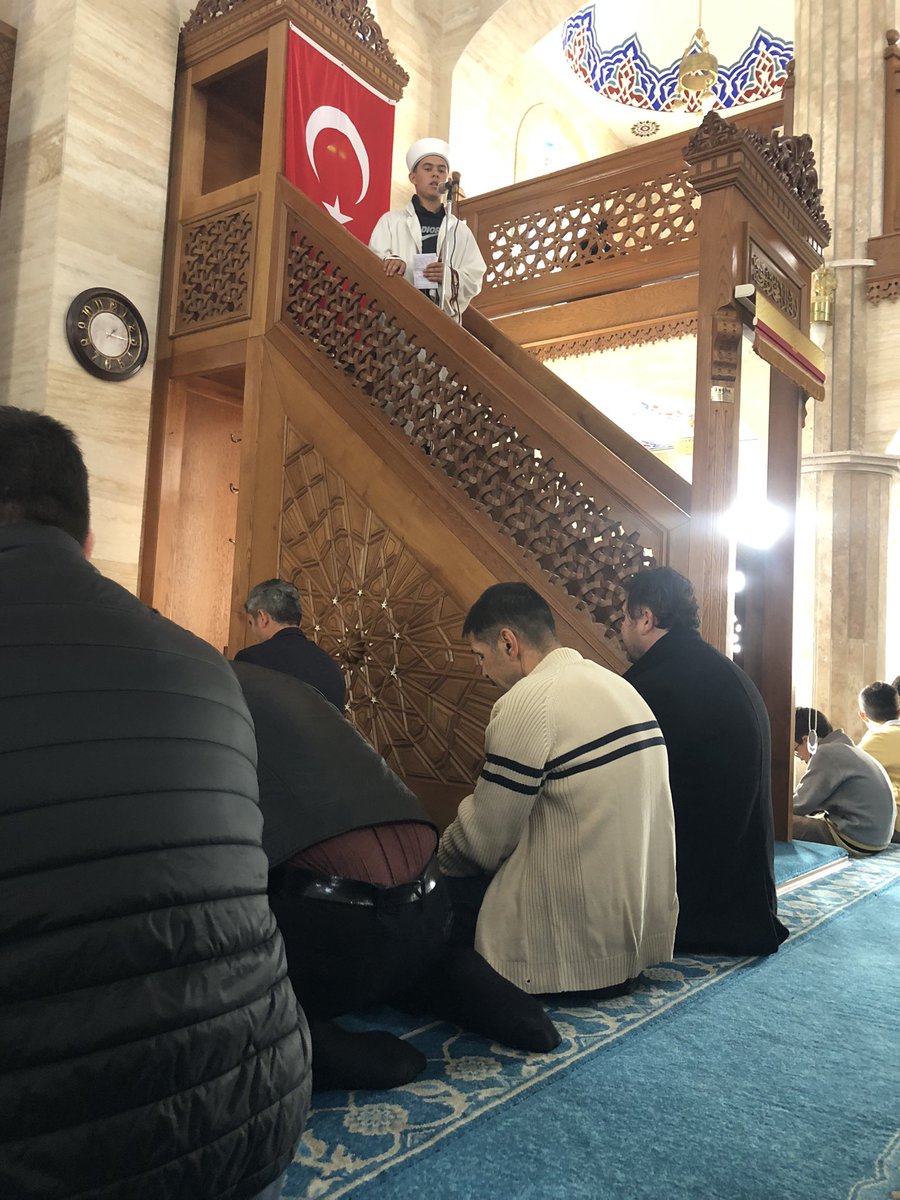 SerkanUtangan's tweet photo. Bugün Cuma namazında okulumuz uygulama Camiinde minberde ve mihrapta Burak Öksüz,müezzin mahfilinde Mustafa Telli,kürsüde ise Ufuk Daşdelen  öğrencilerimiz vardı.İmam Hatip öğrencileri emanetin bekçisi olarak görev başında. https://t.co/VT2vc2wYDy