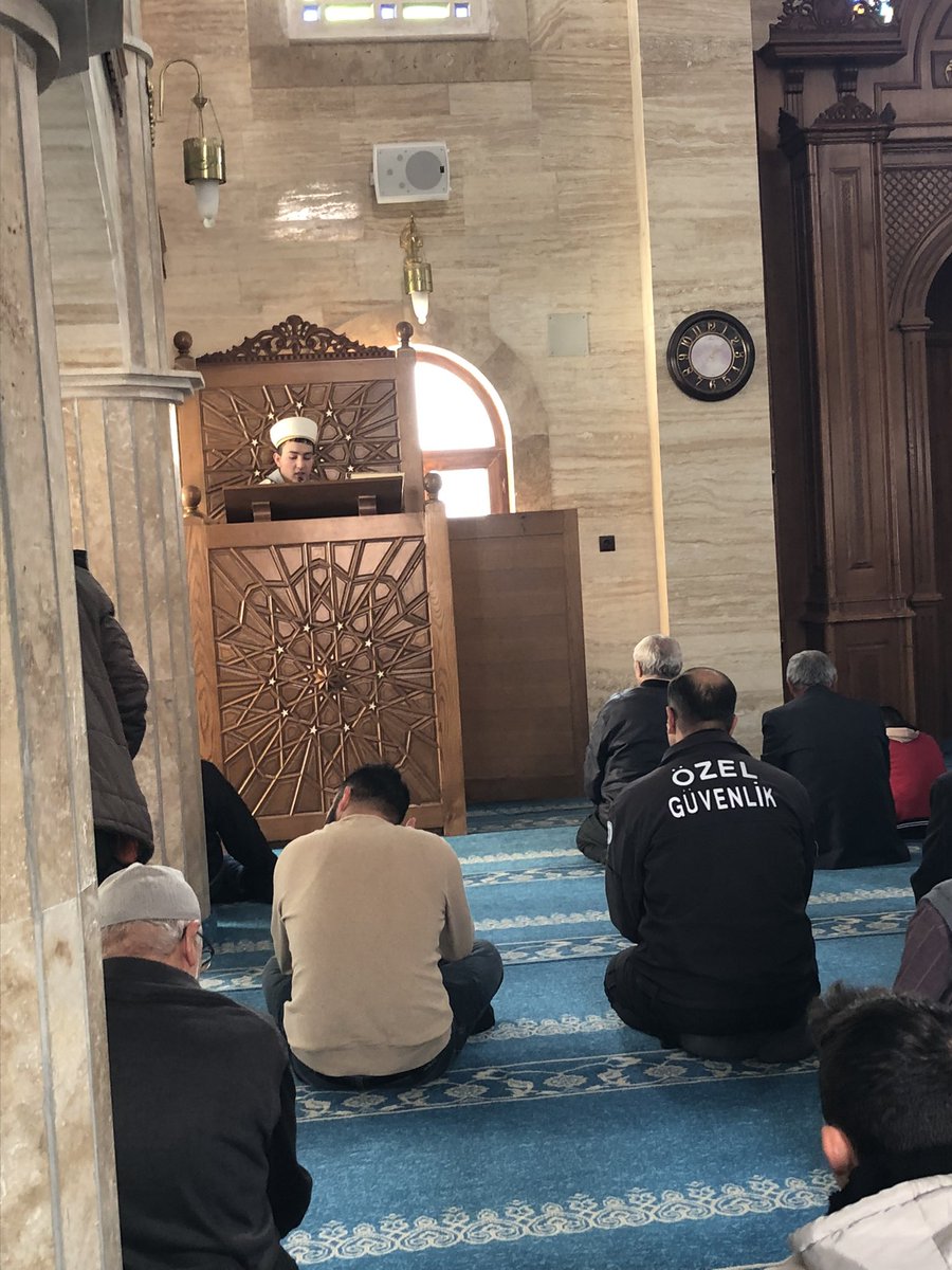 SerkanUtangan's tweet photo. Bugün Cuma namazında okulumuz uygulama Camiinde minberde ve mihrapta Burak Öksüz,müezzin mahfilinde Mustafa Telli,kürsüde ise Ufuk Daşdelen  öğrencilerimiz vardı.İmam Hatip öğrencileri emanetin bekçisi olarak görev başında. https://t.co/VT2vc2wYDy