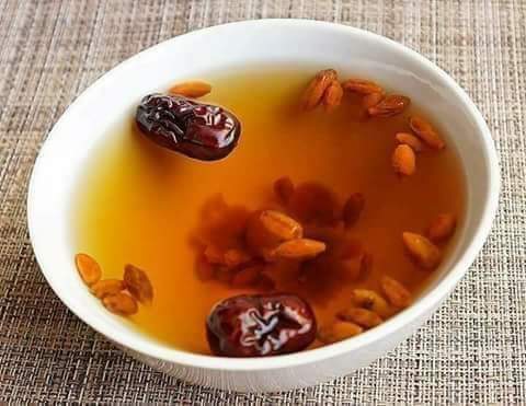 نبید
طب نبویﷺ میں یوں تو بے شمار صحت افزإ چیزوں پھلوں پھلوں جڑی بوٹیوں سبزیوں کا زکر ہے جو انسان کی بیماریوں سے لڑنے صحت کاملہ حاصل کرنے اور بیماری سے محفوظ رہنے میں انتہاٸی مددگار ہیں بلکہ بہت سی ایسی چیزیں بھی ہیں جو آپ جنرل ٹانک کے طور استعمال کر کے قوت مدافت کو بڑھا سکتے ہیں