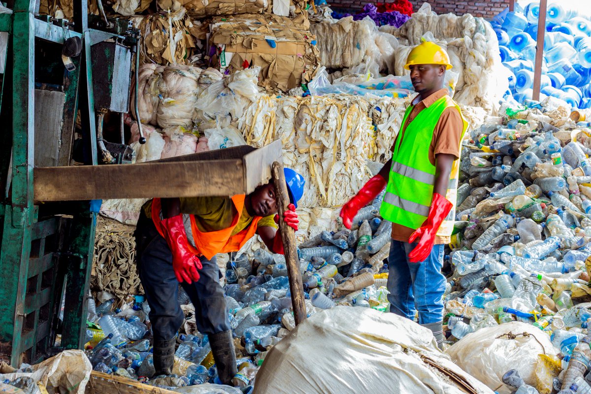 AgasakaPlastic's tweet photo. Pour répondre à l politique du pays dns l secteur d'assainissemnt et d l promotion du secteur industriel la socièté AGASAKA PLASTIC s'est engagée à apporter son expérience, expertise et ses compétences tchnques dns la collecte ds déchets en plastique et leur recyclage.
#abatwip https://t.co/3JGSnXFDrR