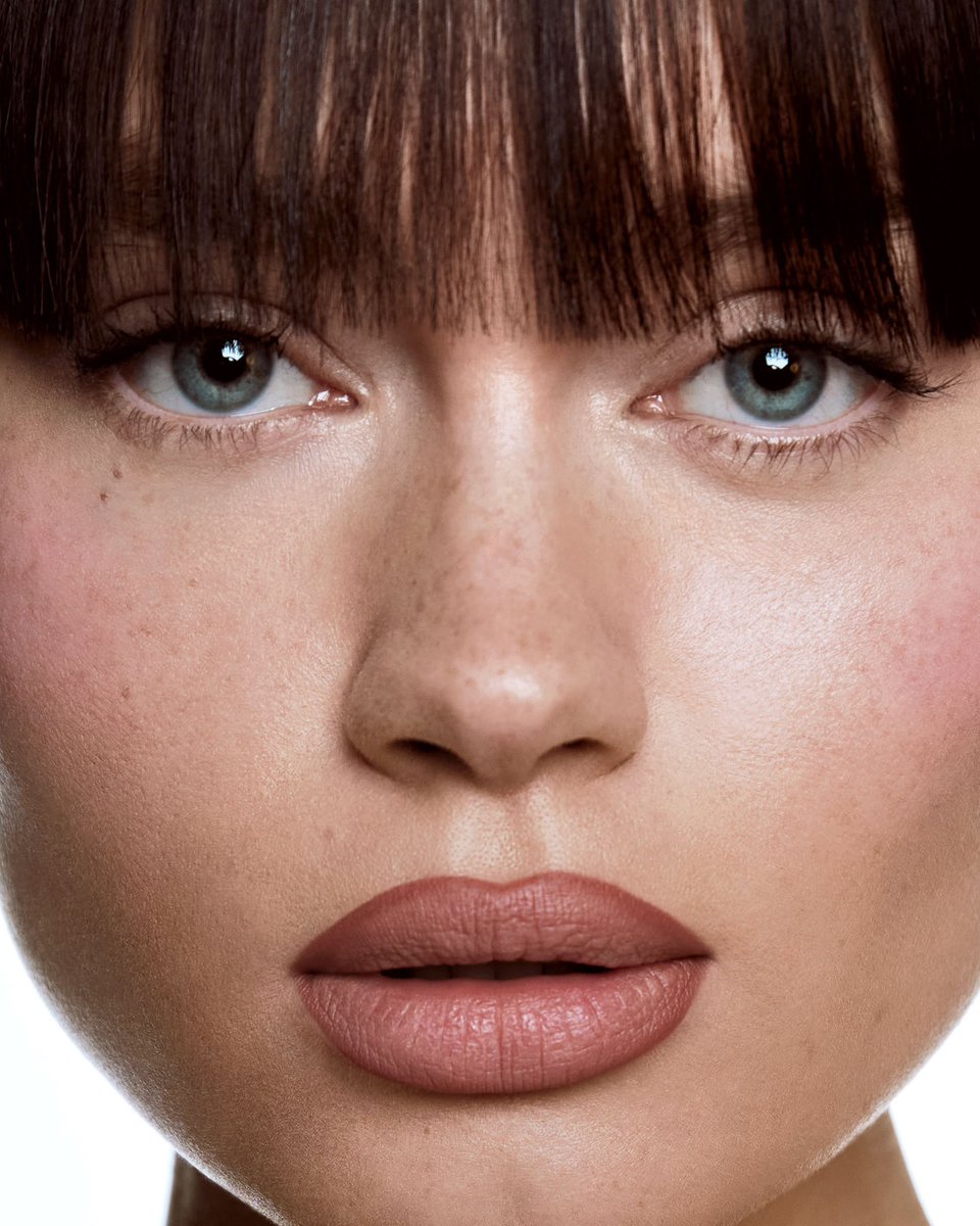 kyliecosmetics's tweet photo. smitten on the lips 🤎 lisa is wearing our new precision pout lip liner in shade smitten, a gorgeous dusty rose shade to contour and define lips 💋 https://t.co/N9EJlLiHpX