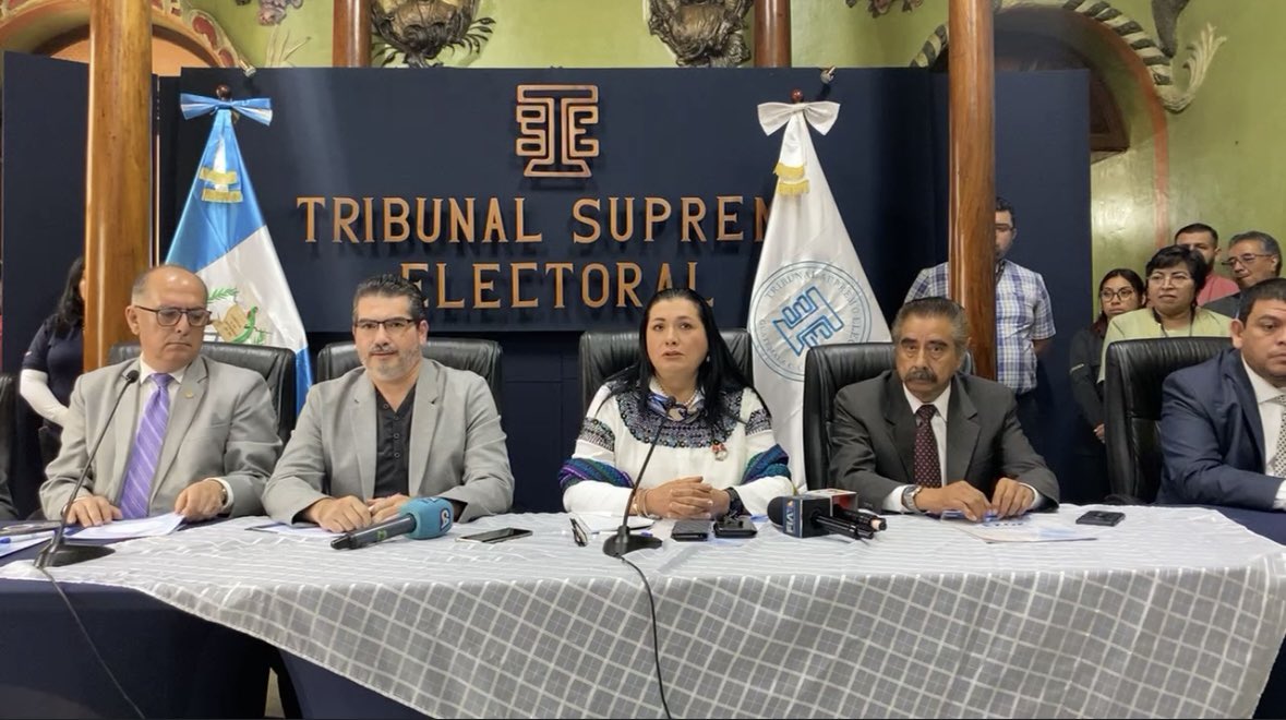 🚨 «Hoy no hay manera que el TSE pueda repetir una elección», afirma Blanca Alfaro, la presidenta del <a href="/TSEGuatemala/">TSE Guatemala</a>, tras conferencia del MP.

Pero dice: «No tendríamos ninguna facultad salvo una sentencia de la CC que nos pueda a nosotros decir que debamos anular la elección».
