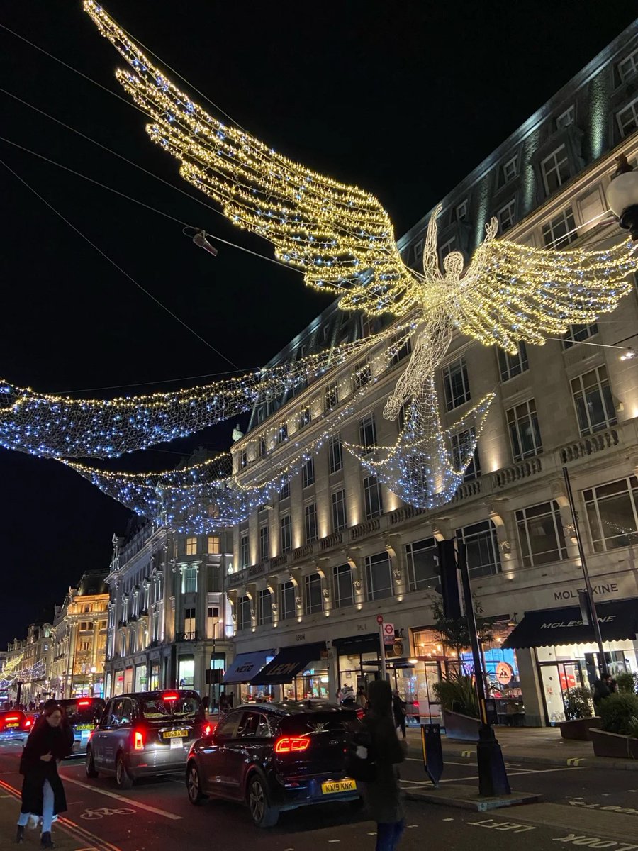 tiptreez49's tweet photo. Nothing like flying over city lights to make everything better,Lights of the city make me feel laive.The city’s energy is contagious.
#London https://t.co/U2gCD5oN0j