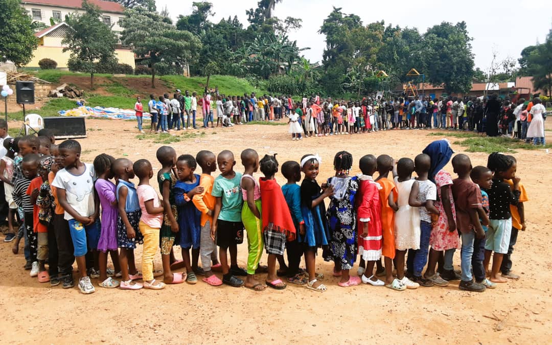 AreaKampala's tweet photo. Today thank @petra_cakes for giving us a cake that was yummy for children in Nakulabye community as children celebrated Christmas party. Thank putting a smile on children's faces. @ninyesigar and NGO forum for capacity building in Local Fund Raising. https://t.co/x3NjhN9Zo1