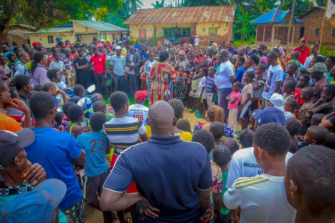 itamboMotema's tweet photo. #108TSHELA hier, nous sommes allés dans le secteur de bulanaku,
pour moi c'est la deuxième fois que j'y retourne et ma première fois a Dizi la ou nous avons offert au nom de la fondation @fondationPRKasa une antenne pour la radio a la population 🥰🙏🏽 https://t.co/AYRpQPKtnM