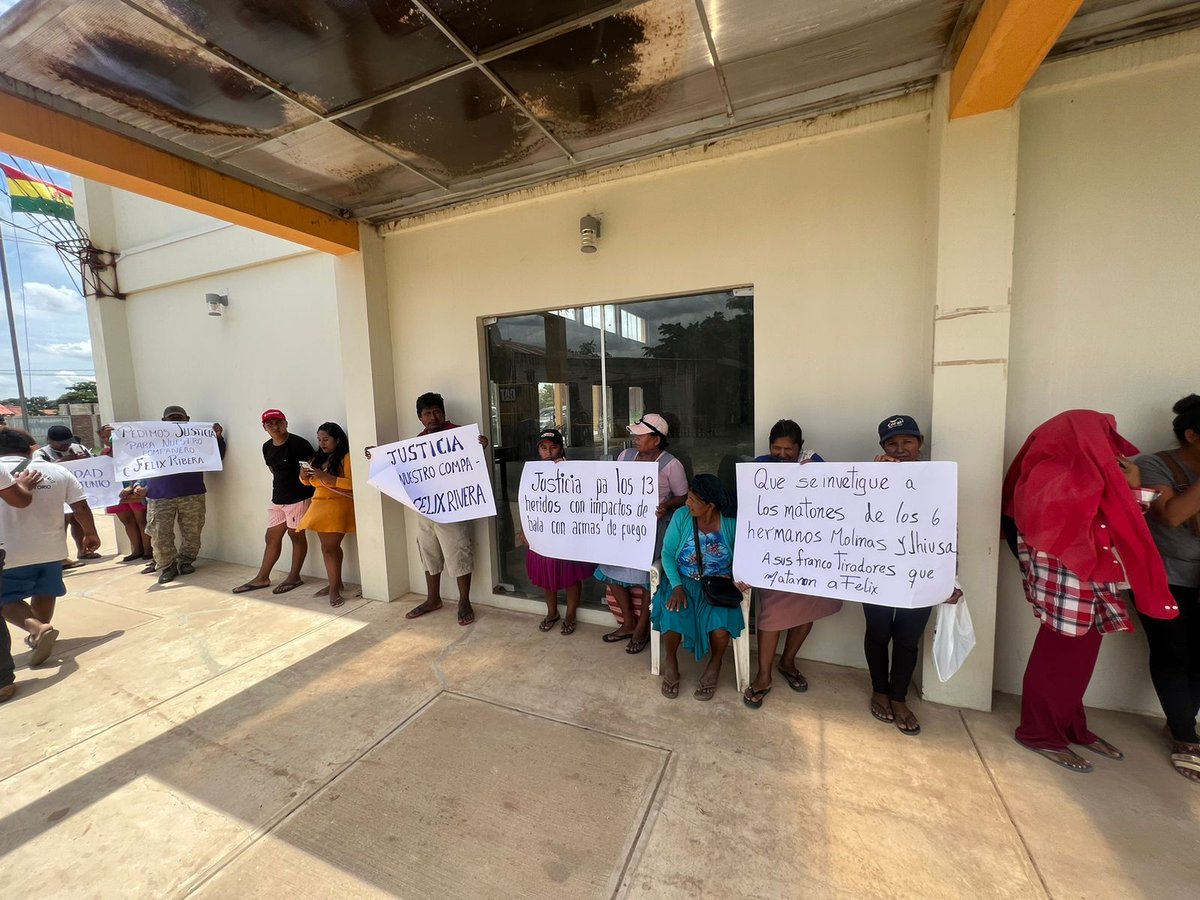 ViceRegBolivia's tweet photo. Continuando con la tarea encomendada por el Ministro de Gobierno Dr. MSc. Eduardo Del Castillo Del Carpio, nos constituimos hasta el municipio de San Julián para continuar con las investigaciones en torno a los conflictos de tierra suscitados en el departamento de #SantaCruz. https://t.co/KE8eUfVcfy