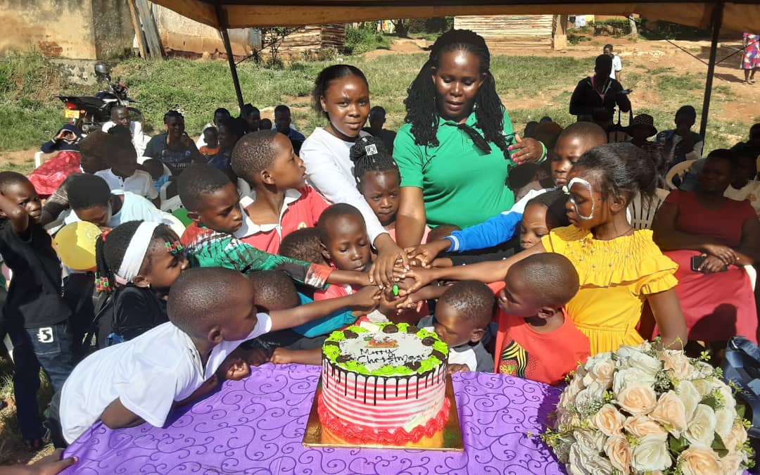 AreaKampala's tweet photo. Today thank @petra_cakes for giving us a cake that was yummy for children in Nakulabye community as children celebrated Christmas party. Thank putting a smile on children's faces. @ninyesigar and NGO forum for capacity building in Local Fund Raising. https://t.co/x3NjhN9Zo1
