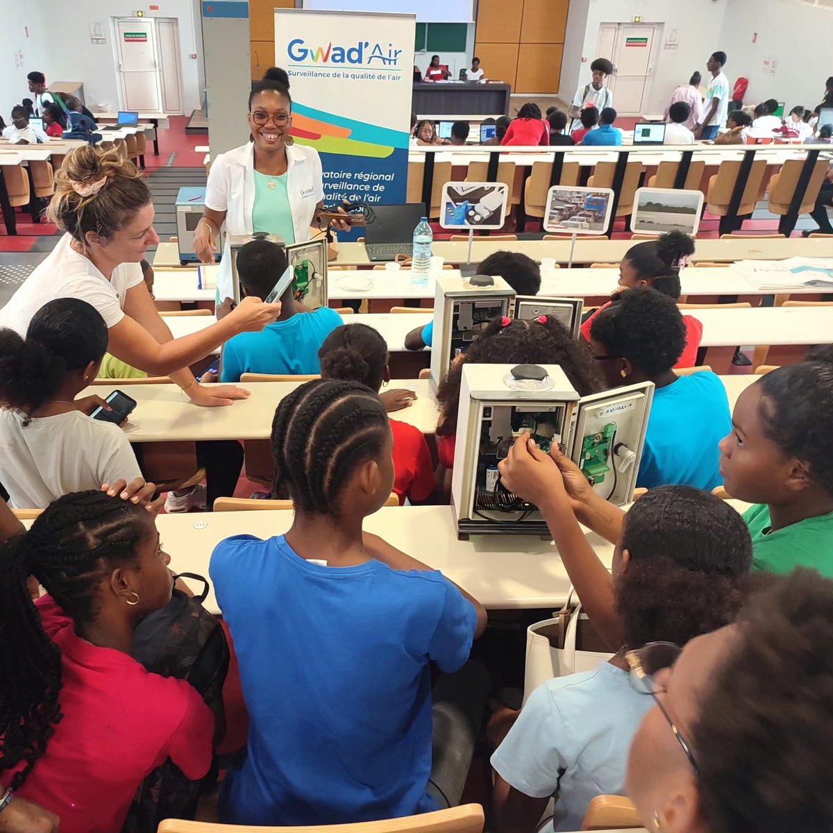 GWADAIR971's tweet photo. [#Transmission] Encore une belle journée riche en échanges avec collégiens et lycéens ! 🎒
Merci à l'@UnivAntilles de nous avoir accueillis afin d'éveiller la curiosité des jeunes sur les métiers #techniques et #scientifiques en Outre-mer 💪

#Girlstechdays @MaryseProject https://t.co/WM7iH1YECS