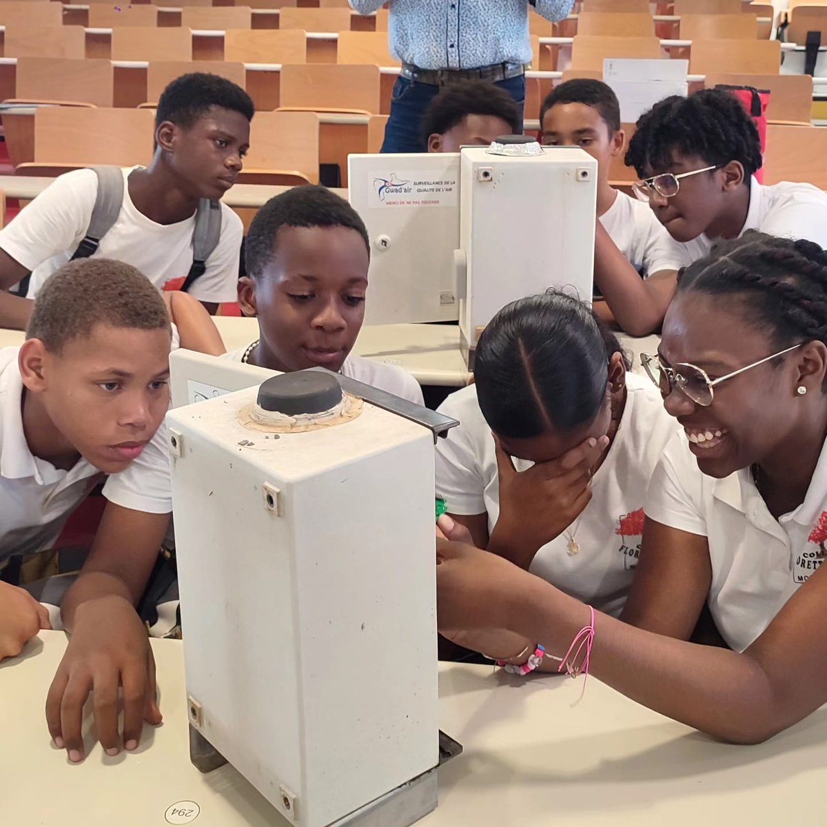 GWADAIR971's tweet photo. [#Transmission] Encore une belle journée riche en échanges avec collégiens et lycéens ! 🎒
Merci à l'@UnivAntilles de nous avoir accueillis afin d'éveiller la curiosité des jeunes sur les métiers #techniques et #scientifiques en Outre-mer 💪

#Girlstechdays @MaryseProject https://t.co/WM7iH1YECS