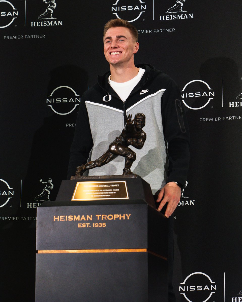 oregonfootball's tweet photo. Experience of a lifetime. 

@BoNix10 🤝 @HeismanTrophy 

#GoDucks https://t.co/GjYxzeO6R1