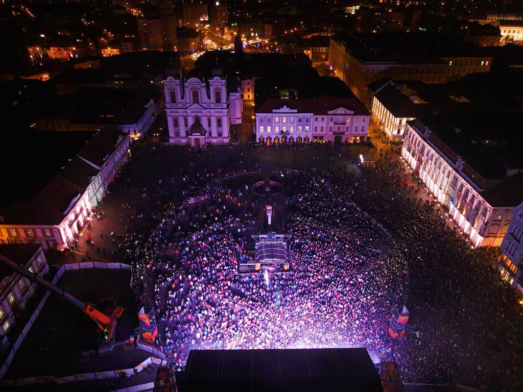 🎊Se întâmplă acum, aici. 𝗧𝗶𝗺𝗶𝘀̦𝗼𝗮𝗿𝗮 𝟮𝟬𝟮𝟯 𝗹𝗮 𝗻𝗲𝘀𝗳𝗮̂𝗿𝘀̦𝗶𝘁. Te așteptăm în primul rând!🎊

#TM2023 #ECoC #Timisoara #EuropeanCapitalofCulture #culture #EuropeanCulture #Heritage #Romania #ShineYourLight #OrasLiberSpiritLiber