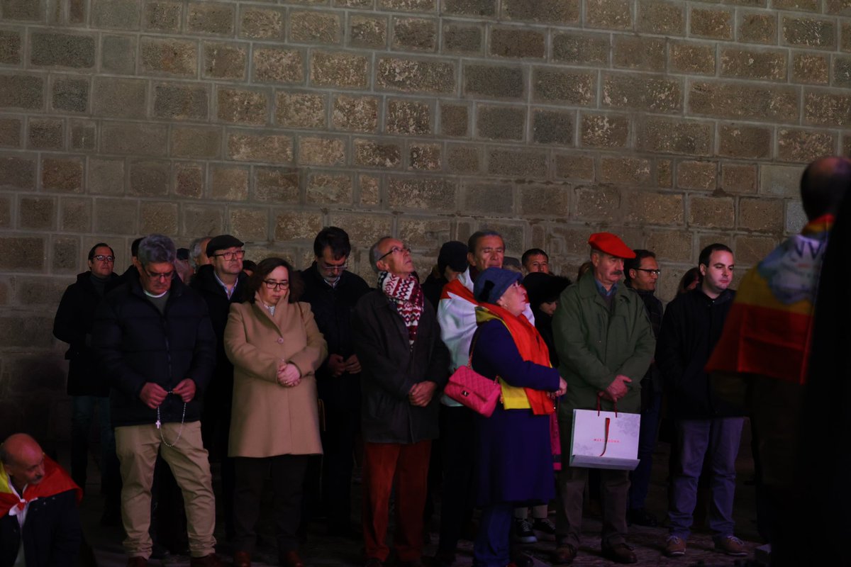 #Toledo se ha reunido, en el día de la #InmaculadaConcepcion, para el rezo del Santo Rosario por la unidad de España.

✝️🇪🇸 ¡VIVA CRISTO REY!