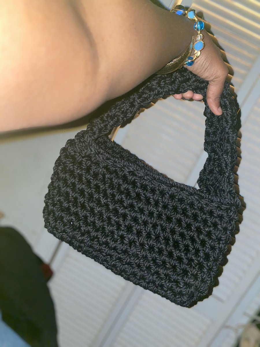 CrochetAddictz's tweet photo. Made a bag to go with my outfit lastnight … and forgot to wear it when I took pictures . May put them on the site idk though #crochetaddictz #crochetdesigner #crochet https://t.co/vW1HisEQlS