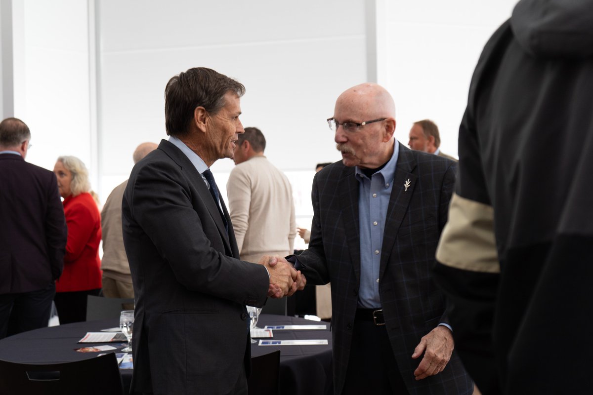 ChambersForIN's tweet image. We can ensure the American dream is alive and well for Hoosiers of today and tomorrow.  

Appreciated the opportunity to share my vision of how we can do just that at today's Annual Meeting of the @ColumbusEconDev.

#TeamBrad #Indiana