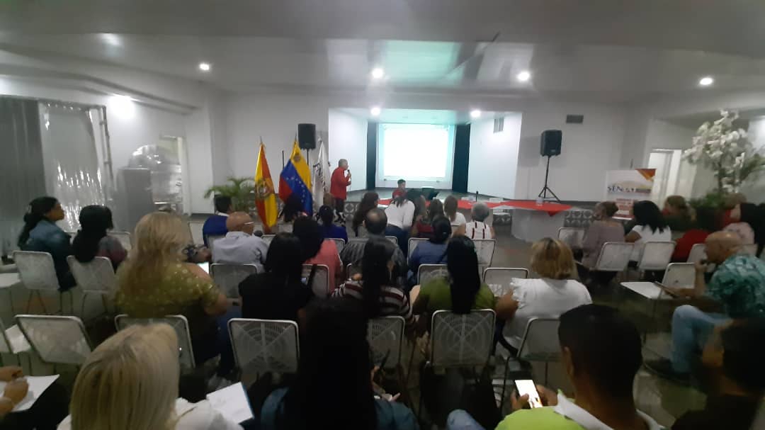 En conferencia especial, servidores públicos de #SENIATLaVictoria suministran información relevante acerca de los Deberes Formales a 51 contribuyentes, quienes logran disipar dudas respecto a las obligaciones que deben cumplir ante el ente recaudador.
#PatriaQueridaYEterna