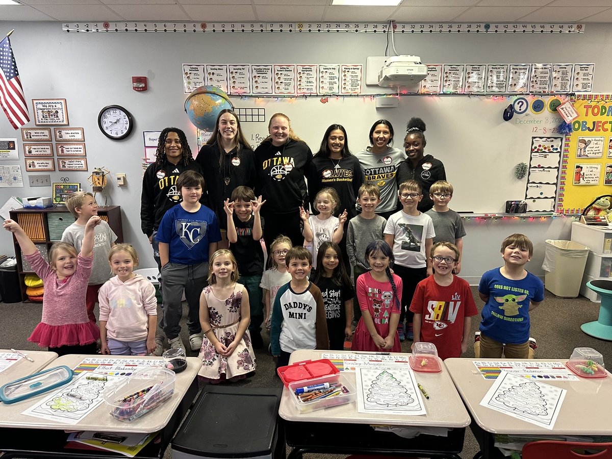 OUBravesWBB's tweet photo. Great day volunteering at Lincoln Elementary helping make Christmas presents 🎄 https://t.co/qEoVtWnnXB