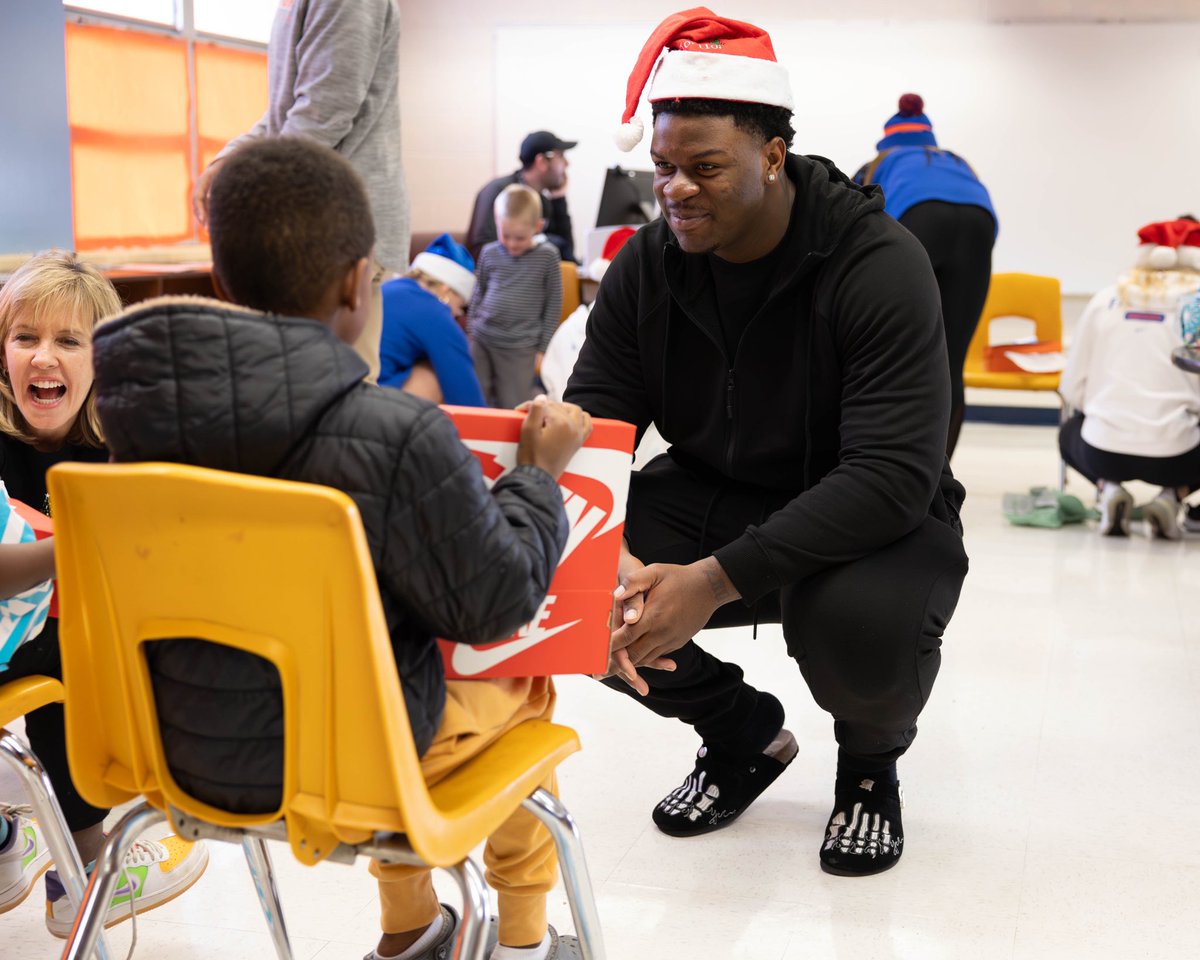 GatorsExp's tweet photo. #7DaysOfGatorsTracks 👟
Delivery Day 2️⃣:
📍Lake Forest Elementary School & Williams Elementary School
#GoodwillGators | @towerhillins | @FLBlue | @TruistNews https://t.co/7xb4YDD619