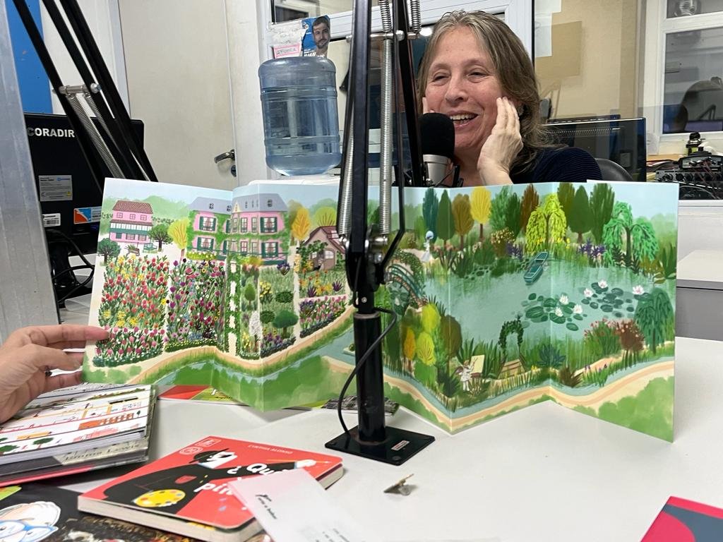 provincia1270's tweet photo. Silvia Sirkis de @arteababor “Buscamos entender la búsqueda que hace un artista y por qué un artista pinta paisajes, esculturas, instalaciones. Lo que tratamos de mostrar es cómo trataron de expresarse”.

💻https://t.co/jKejIHcpvt 
#PerdidosenelEspacio🚀 https://t.co/WQqQwRfAPW